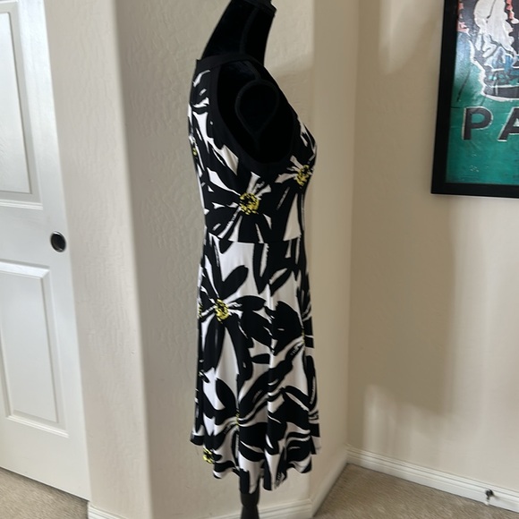 Adorable NWOT  London Times Black Daisy Dress Size 10 - Picture 6 of 9